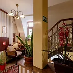 Alfred فندق كارلوفي فاري