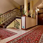 Alfred فندق كارلوفي فاري